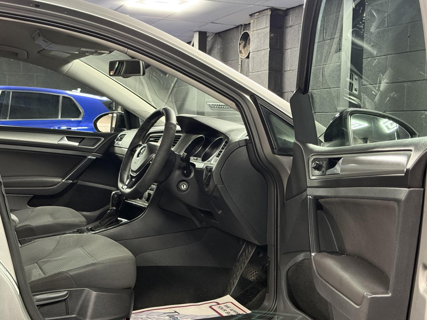 Volkswagen Golf 1.6 TDI BlueMotion Tech SE Hatchback 5dr Diesel DSG Euro 5 (s/s) (105 ps)