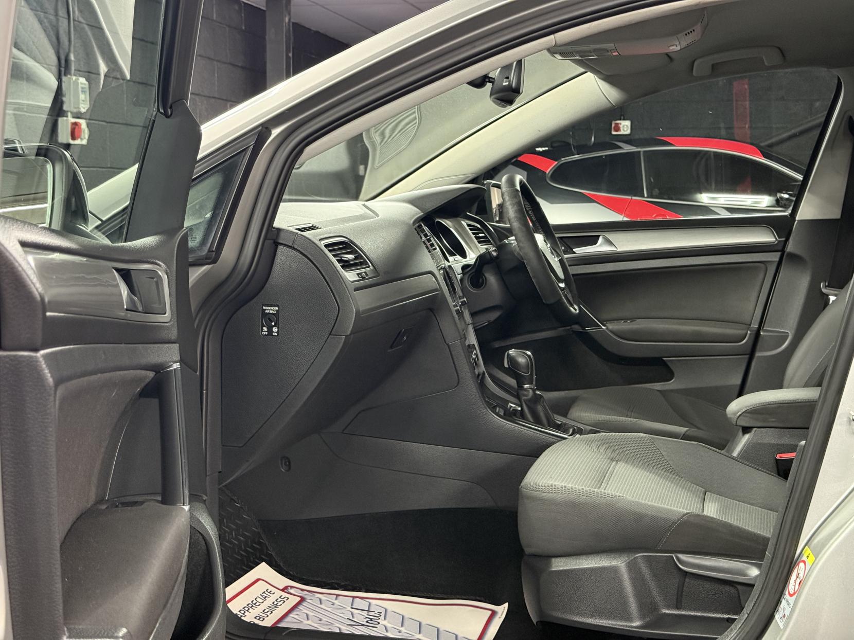 Volkswagen Golf 1.6 TDI BlueMotion Tech SE Hatchback 5dr Diesel DSG Euro 5 (s/s) (105 ps)