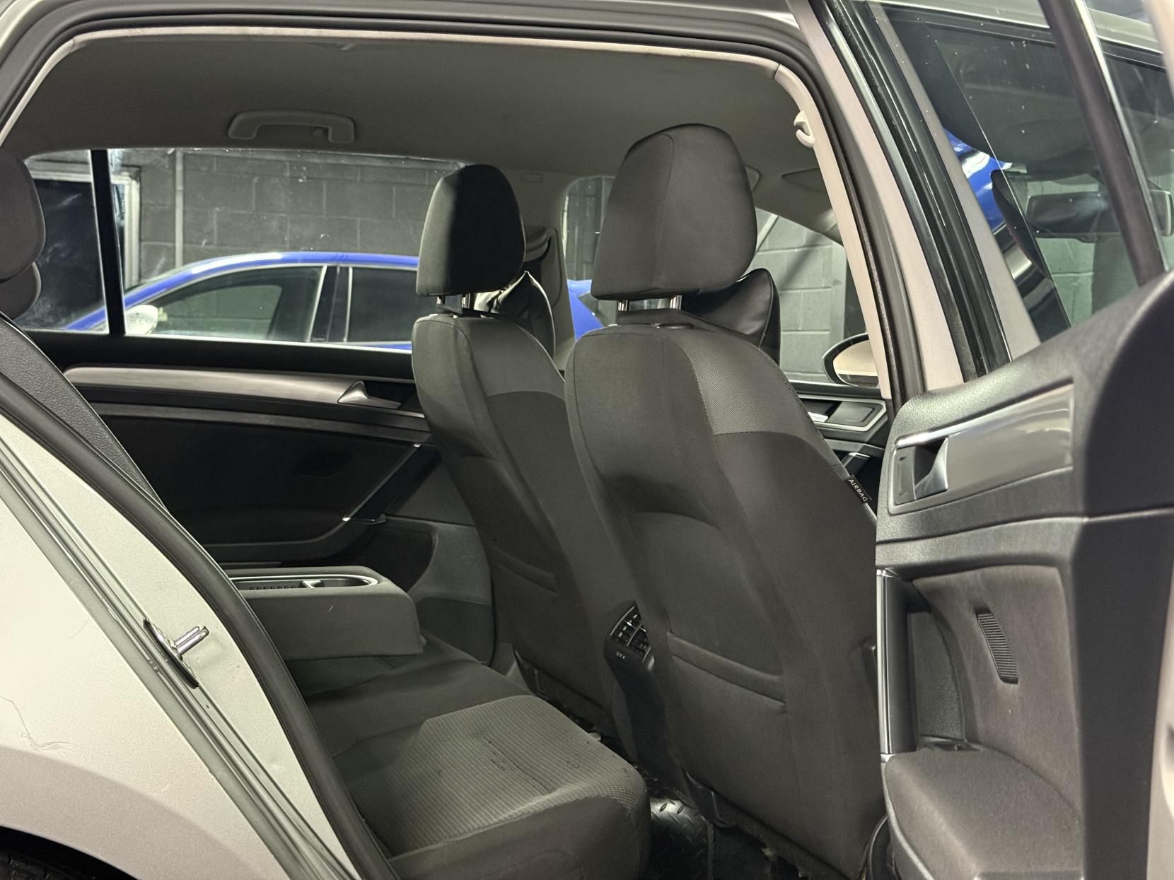 Volkswagen Golf 1.6 TDI BlueMotion Tech SE Hatchback 5dr Diesel DSG Euro 5 (s/s) (105 ps)