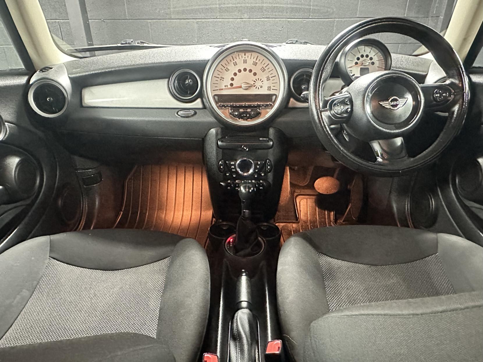 MINI Hatch 1.6 One Hatchback 3dr Petrol Steptronic Euro 5 (98 ps)