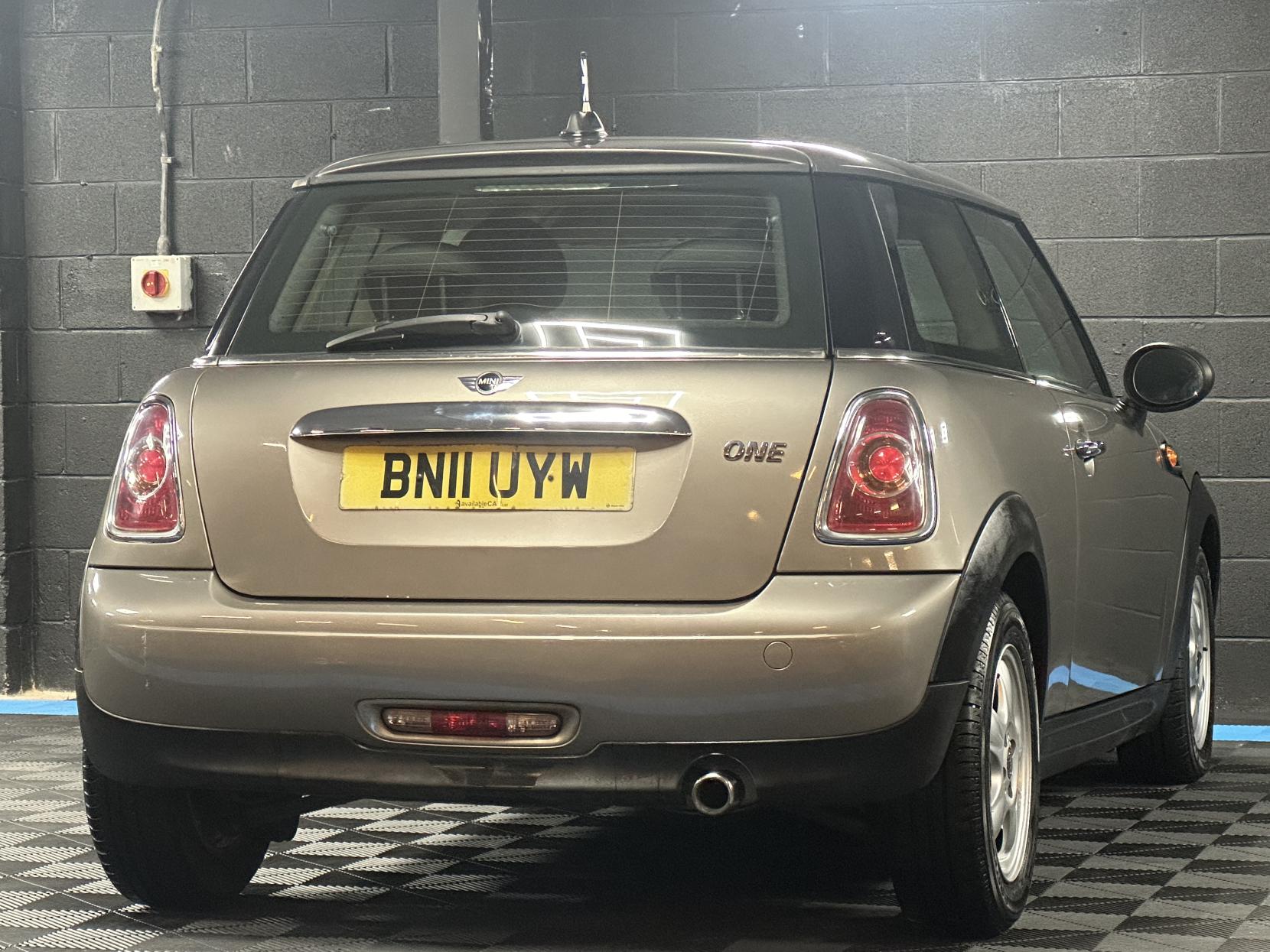 MINI Hatch 1.6 One Hatchback 3dr Petrol Steptronic Euro 5 (98 ps)