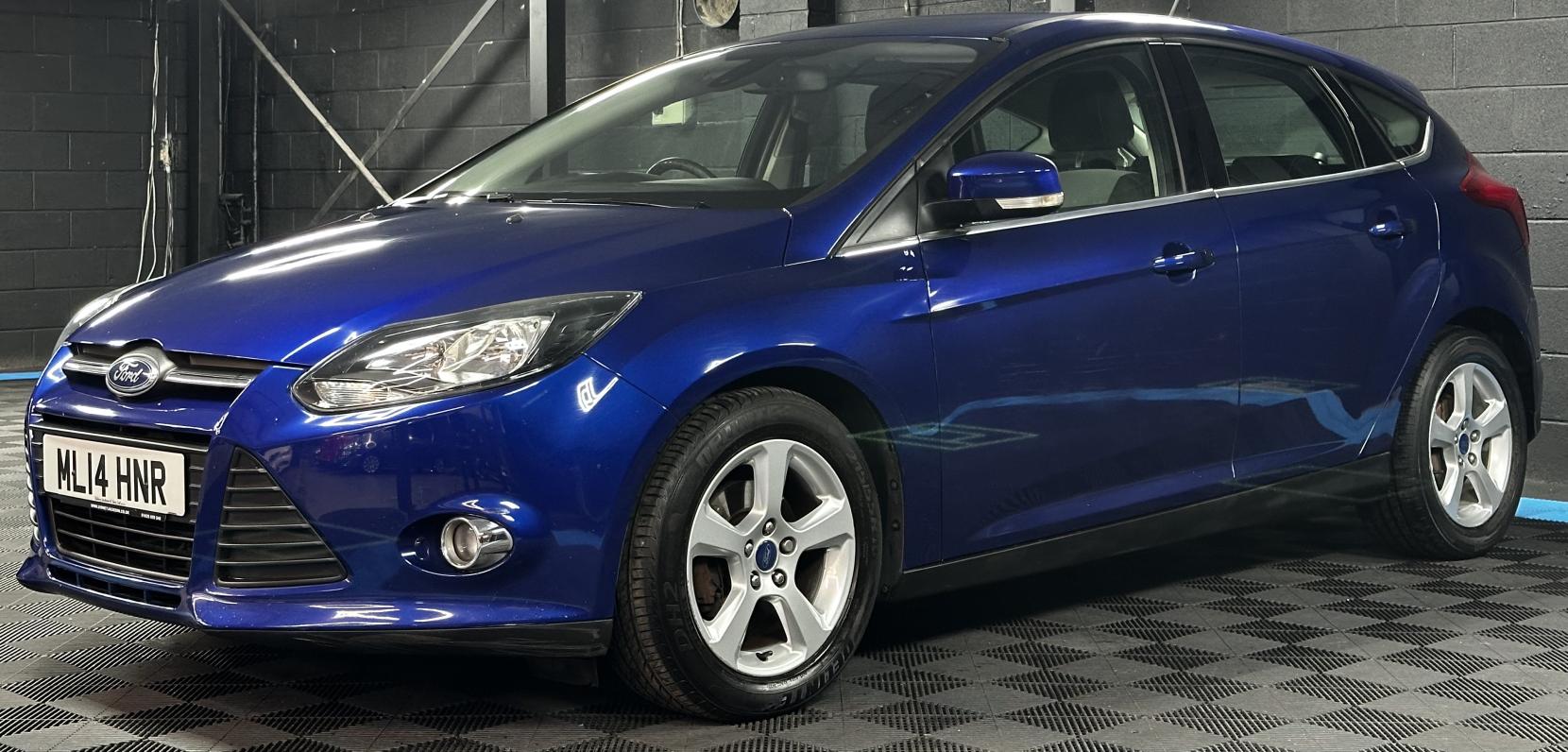 Ford Focus 1.6 Zetec Navigator Hatchback 5dr Petrol Powershift Euro 5 (125 ps)