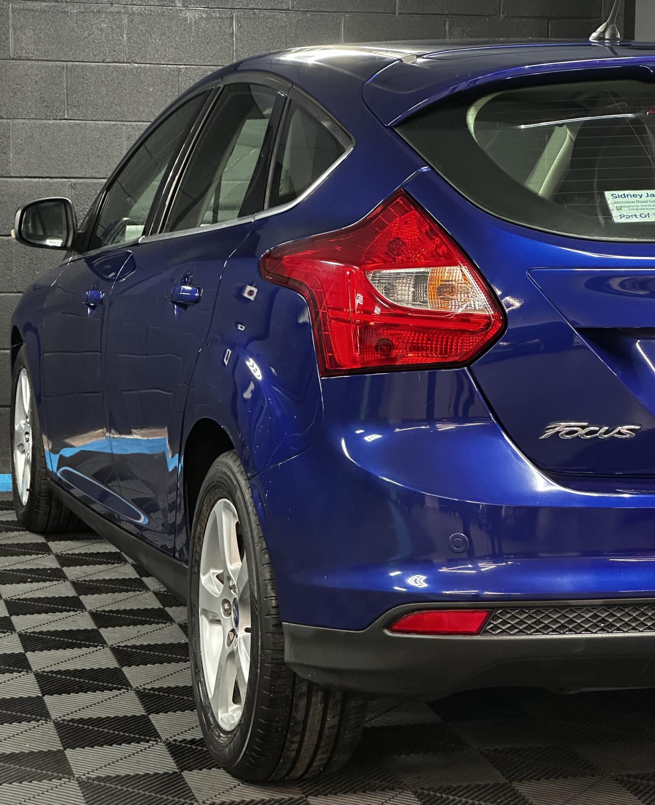 Ford Focus 1.6 Zetec Navigator Hatchback 5dr Petrol Powershift Euro 5 (125 ps)
