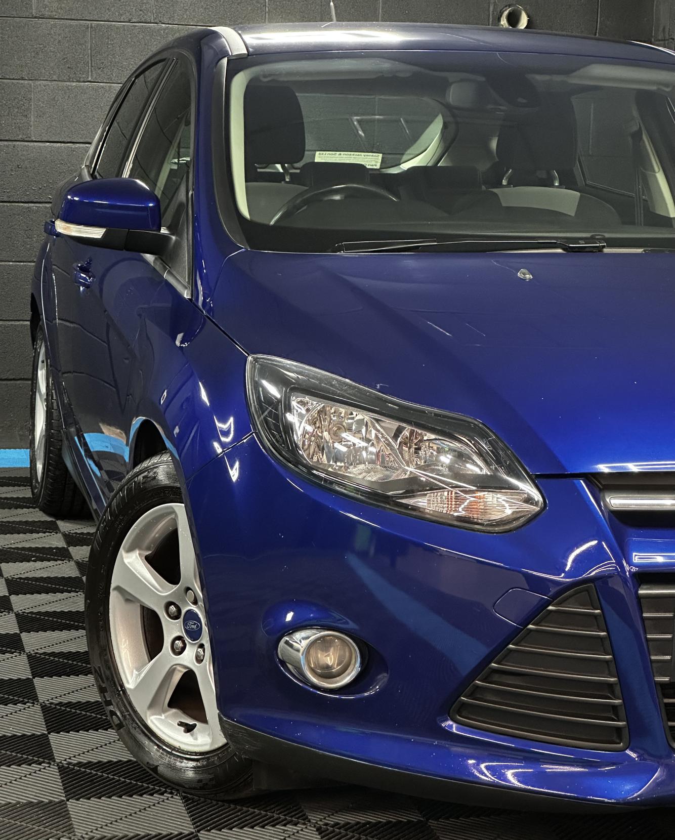 Ford Focus 1.6 Zetec Navigator Hatchback 5dr Petrol Powershift Euro 5 (125 ps)