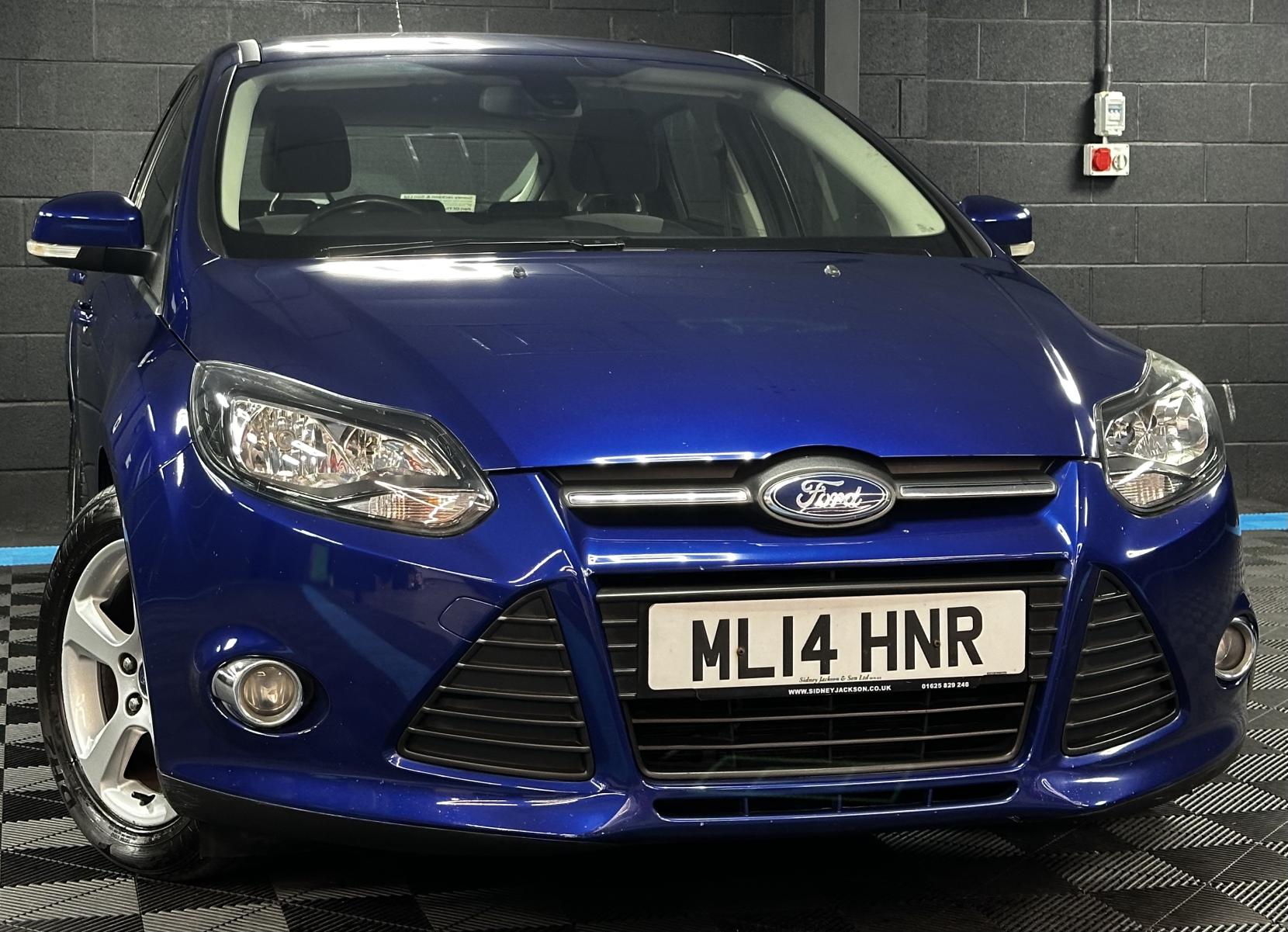 Ford Focus 1.6 Zetec Navigator Hatchback 5dr Petrol Powershift Euro 5 (125 ps)