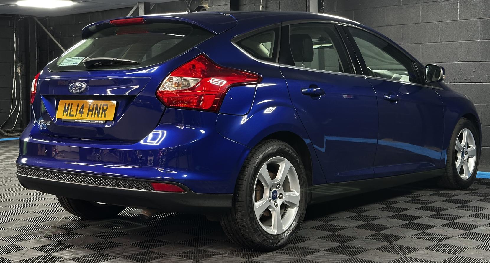 Ford Focus 1.6 Zetec Navigator Hatchback 5dr Petrol Powershift Euro 5 (125 ps)