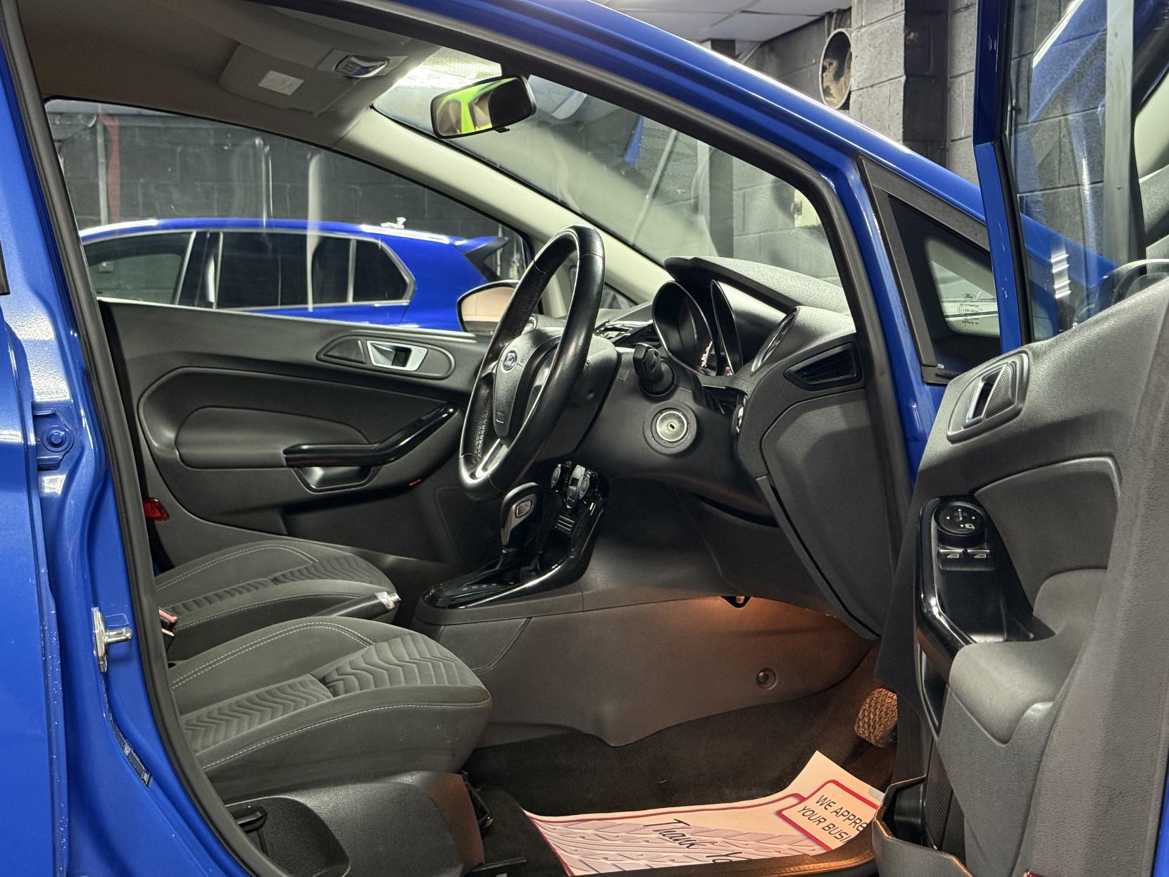 Ford Fiesta 1.6 Zetec Hatchback 5dr Petrol Powershift Euro 5 (105 ps)