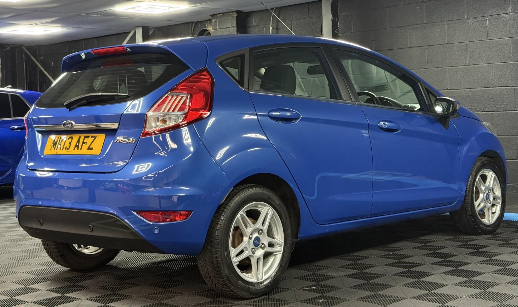 Ford Fiesta 1.6 Zetec Hatchback 5dr Petrol Powershift Euro 5 (105 ps)