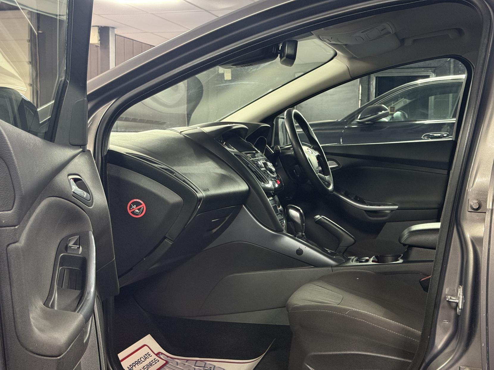 Ford Focus 2.0 TDCi Titanium Navigator Hatchback 5dr Diesel Powershift Euro 5 (140 ps)