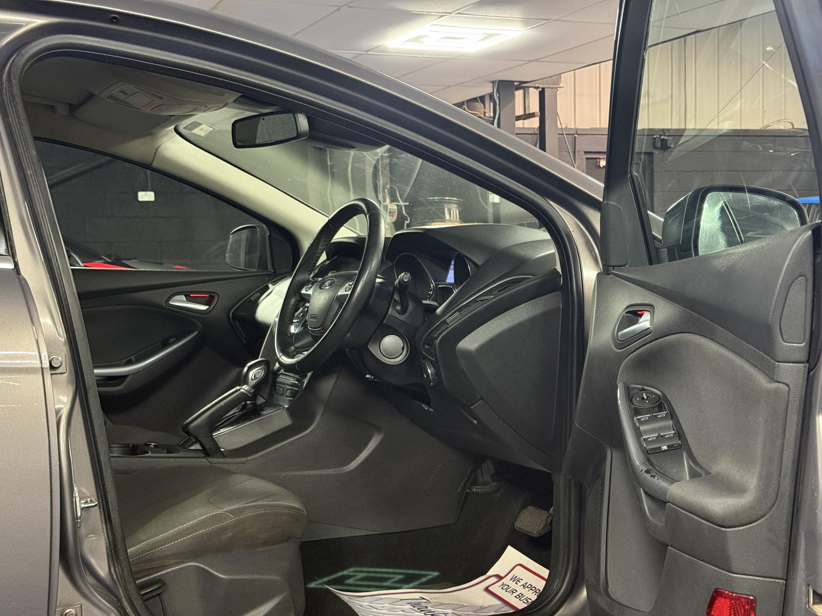 Ford Focus 2.0 TDCi Titanium Navigator Hatchback 5dr Diesel Powershift Euro 5 (140 ps)