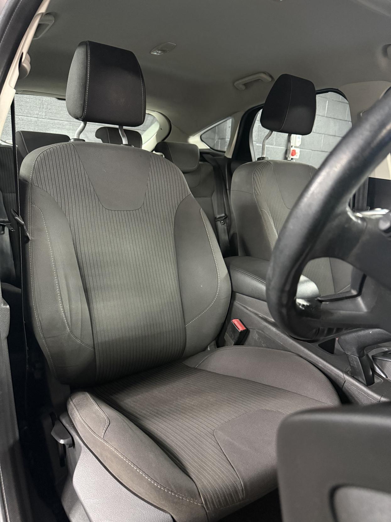 Ford Focus 2.0 TDCi Titanium Navigator Hatchback 5dr Diesel Powershift Euro 5 (140 ps)