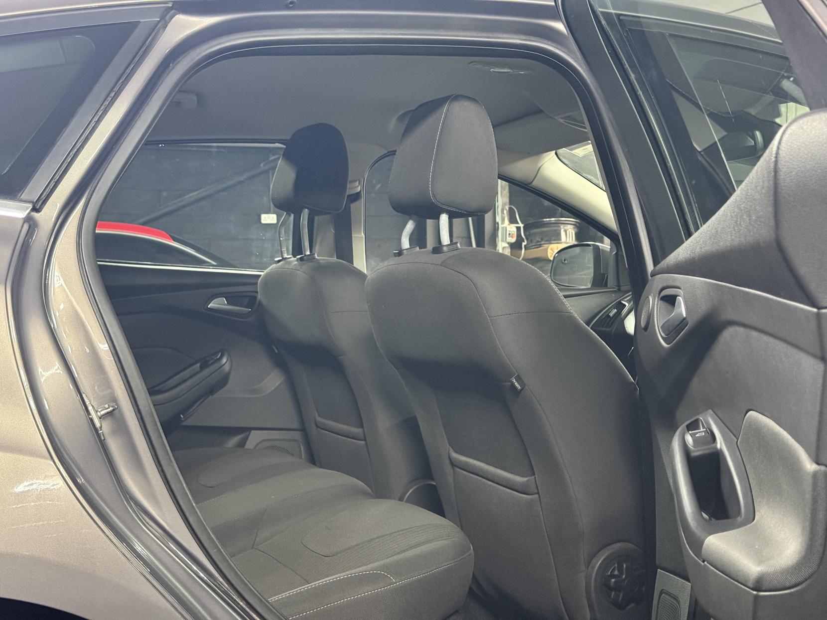 Ford Focus 2.0 TDCi Titanium Navigator Hatchback 5dr Diesel Powershift Euro 5 (140 ps)