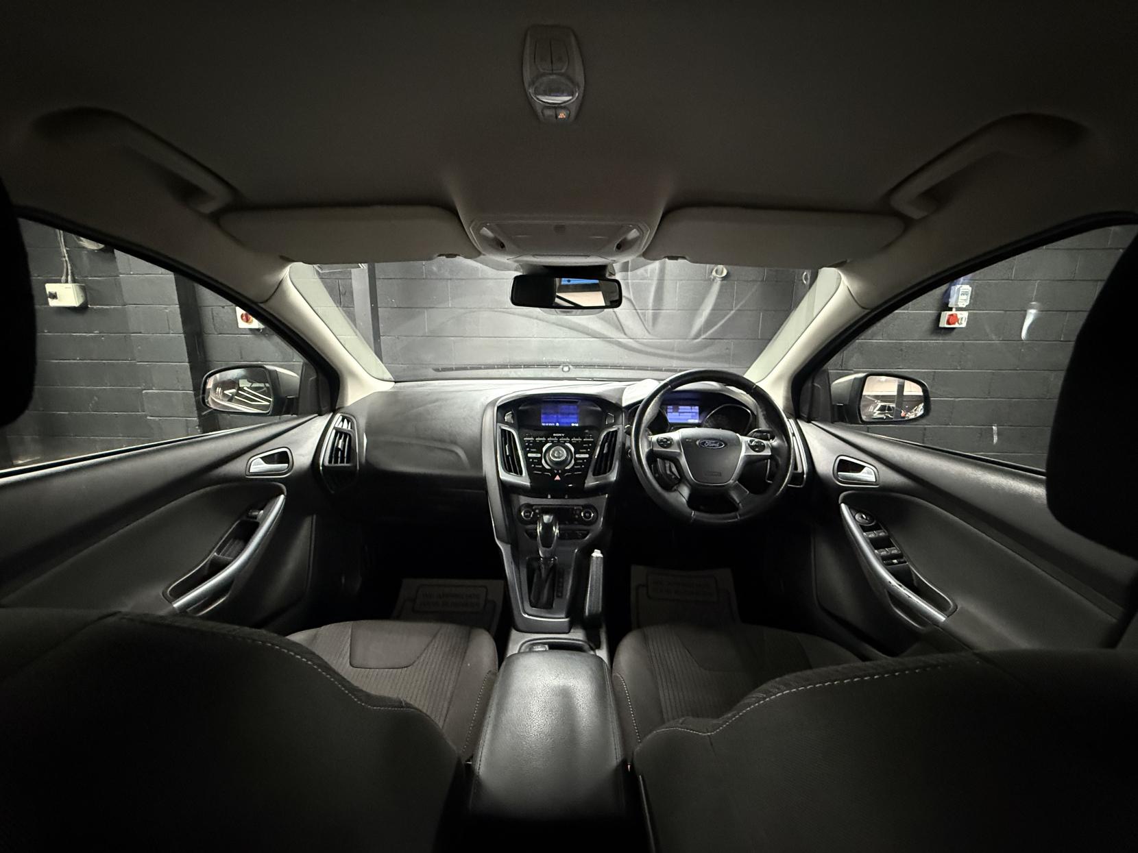 Ford Focus 2.0 TDCi Titanium Navigator Hatchback 5dr Diesel Powershift Euro 5 (140 ps)