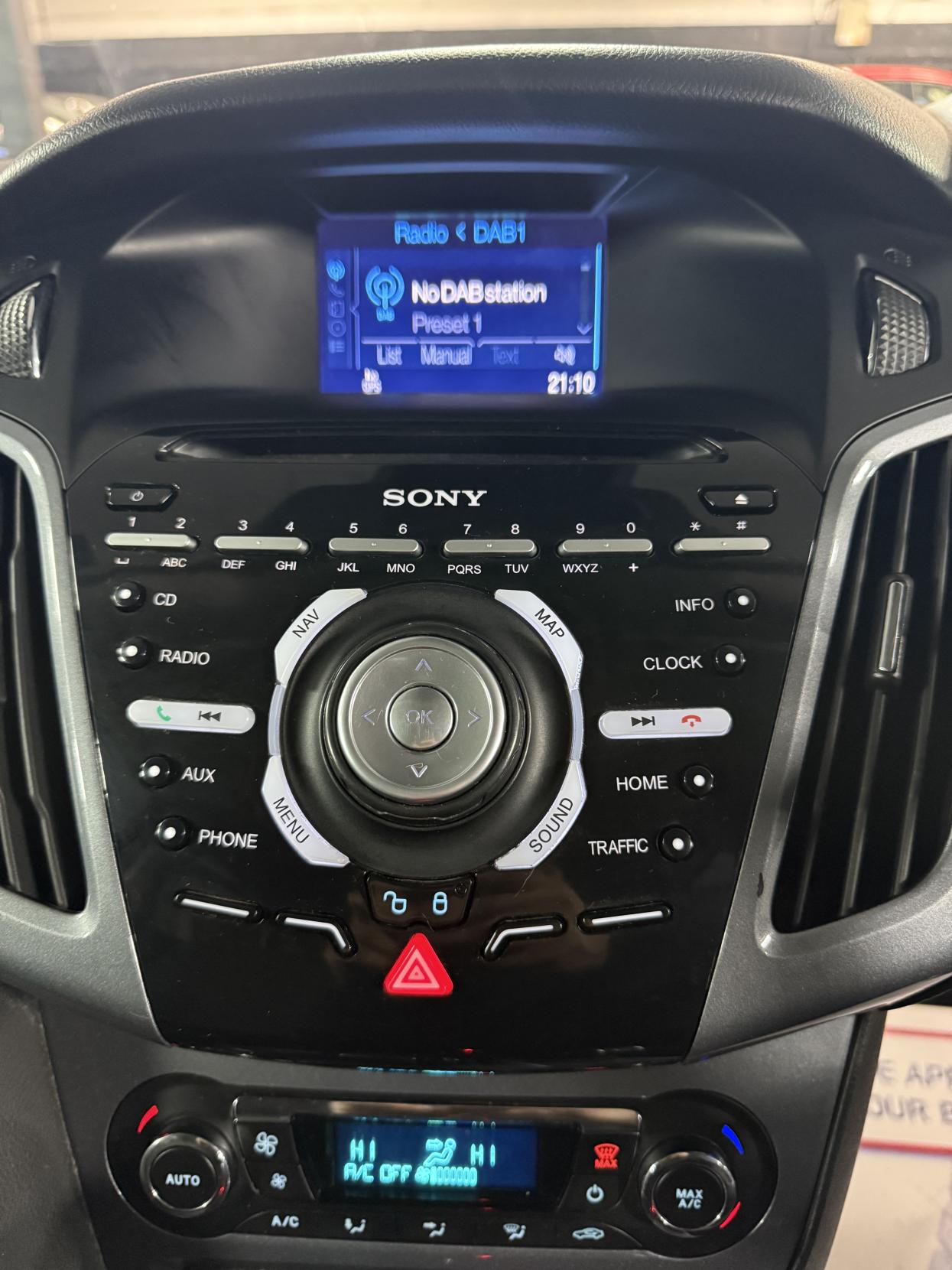 Ford Focus 2.0 TDCi Titanium Navigator Hatchback 5dr Diesel Powershift Euro 5 (140 ps)