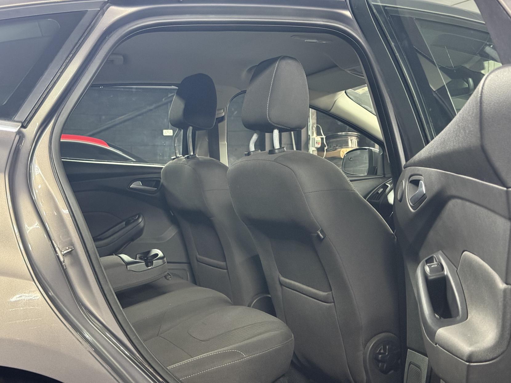 Ford Focus 2.0 TDCi Titanium Navigator Hatchback 5dr Diesel Powershift Euro 5 (140 ps)