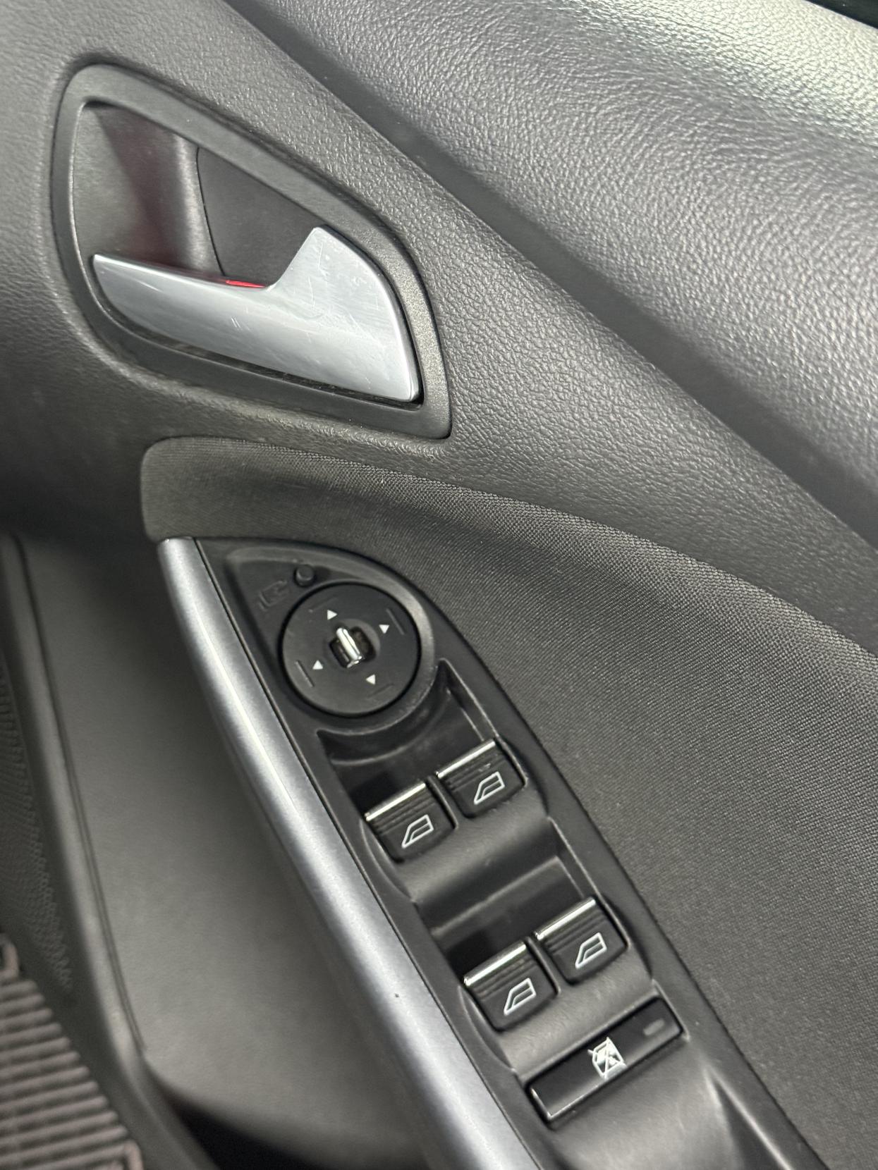 Ford Focus 2.0 TDCi Titanium Navigator Hatchback 5dr Diesel Powershift Euro 5 (140 ps)