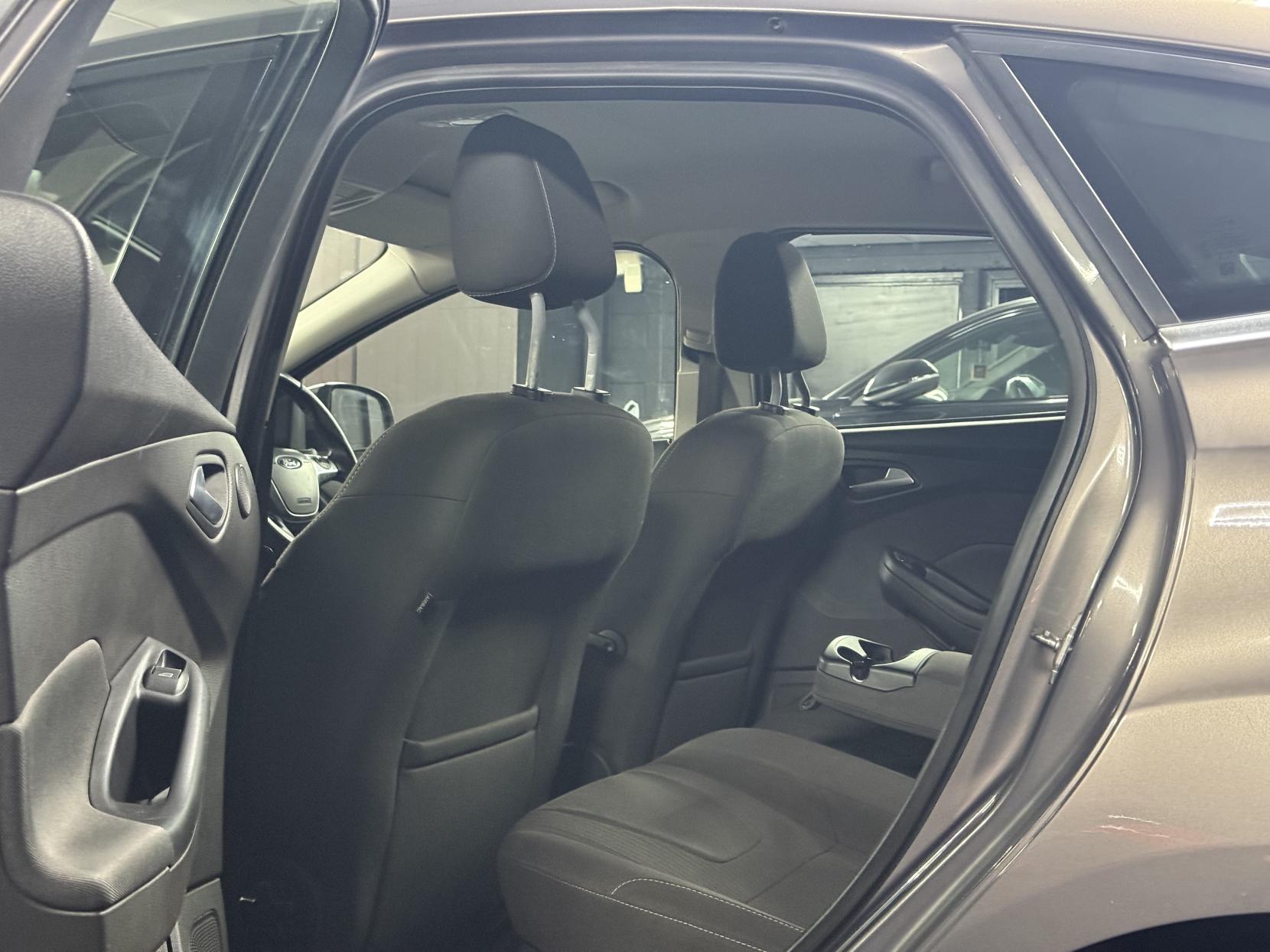 Ford Focus 2.0 TDCi Titanium Navigator Hatchback 5dr Diesel Powershift Euro 5 (140 ps)