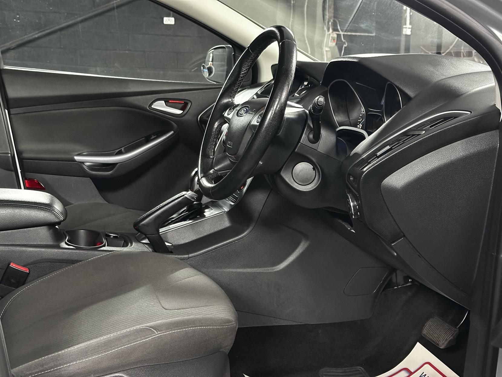 Ford Focus 1.6 Titanium Hatchback 5dr Petrol Powershift Euro 5 (125 ps)