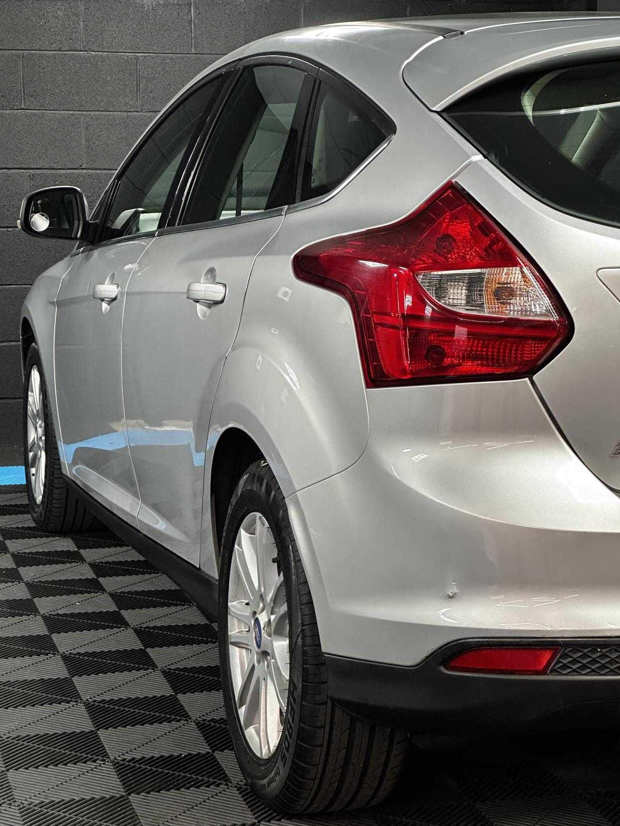 Ford Focus 1.6 Titanium Hatchback 5dr Petrol Powershift Euro 5 (125 ps)