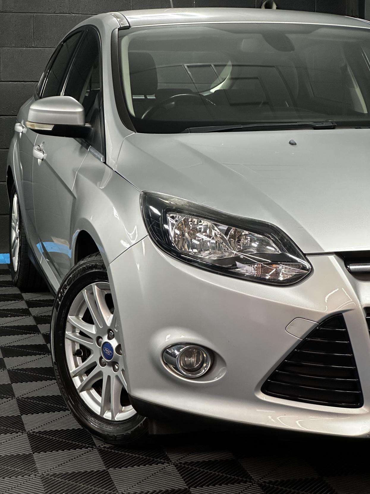 Ford Focus 1.6 Titanium Hatchback 5dr Petrol Powershift Euro 5 (125 ps)