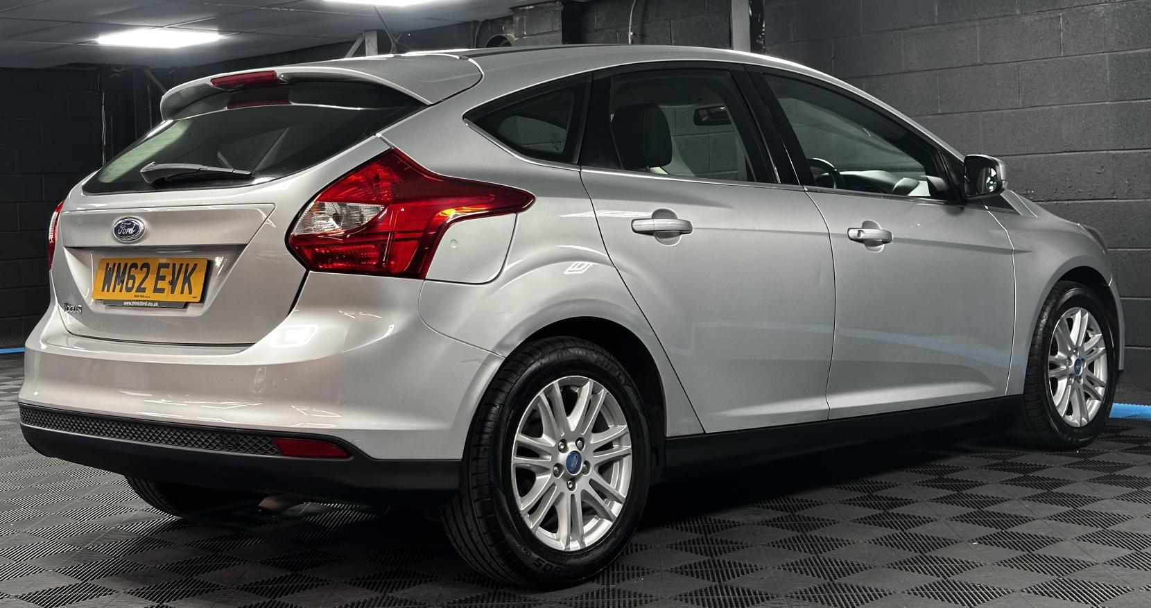 Ford Focus 1.6 Titanium Hatchback 5dr Petrol Powershift Euro 5 (125 ps)