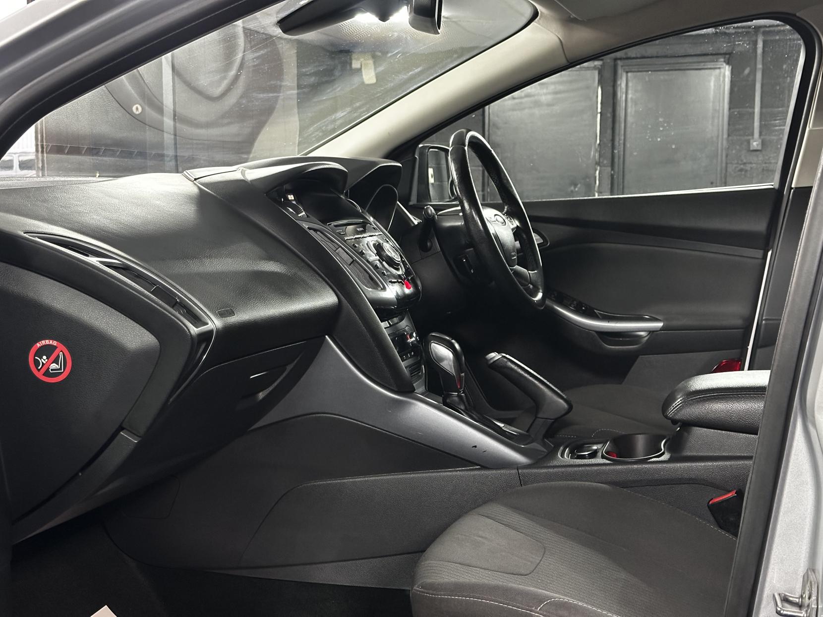 Ford Focus 1.6 Titanium Hatchback 5dr Petrol Powershift Euro 5 (125 ps)