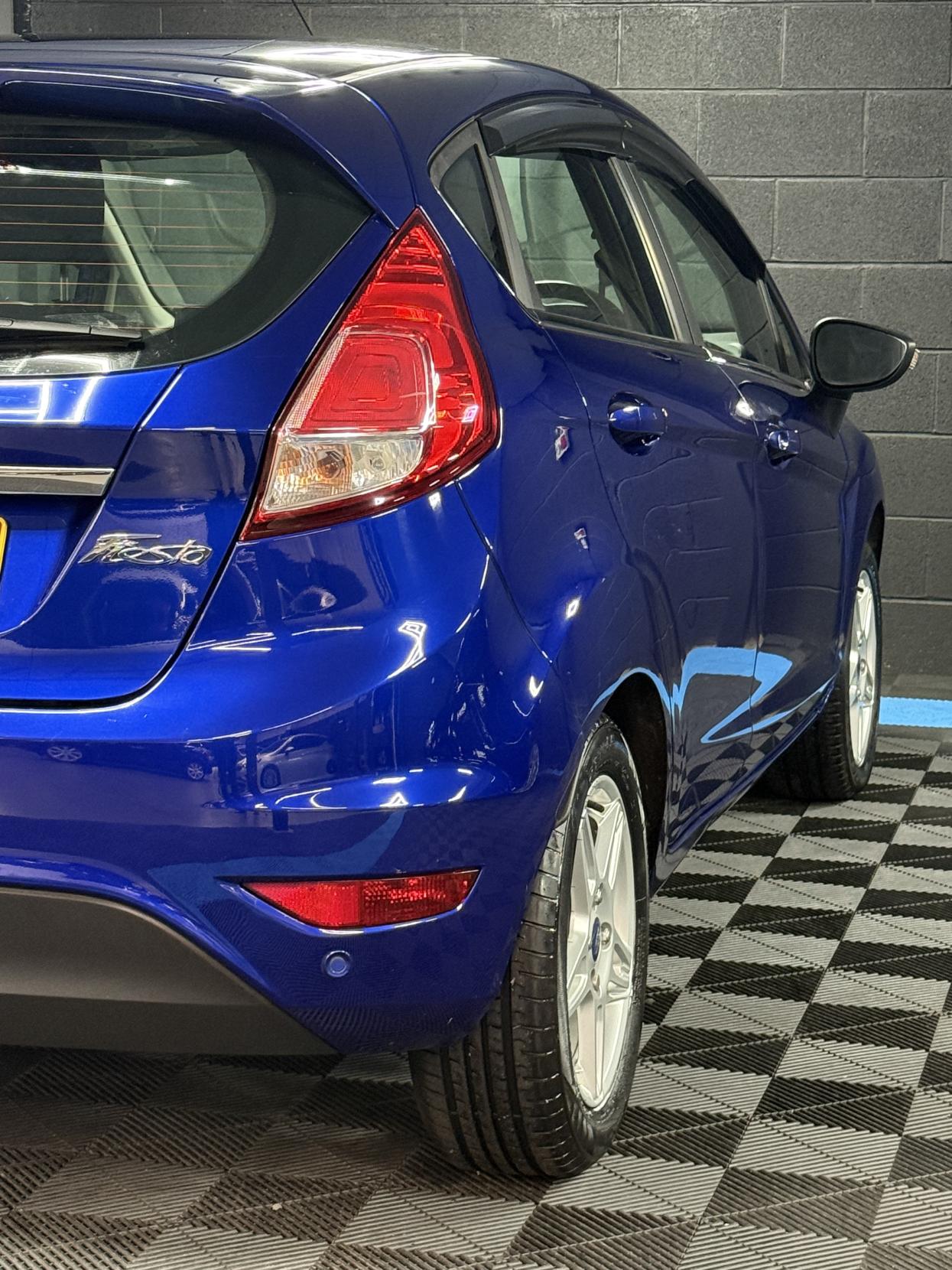 Ford Fiesta 1.6 Zetec Hatchback 5dr Petrol Powershift Euro 5 (105 ps)