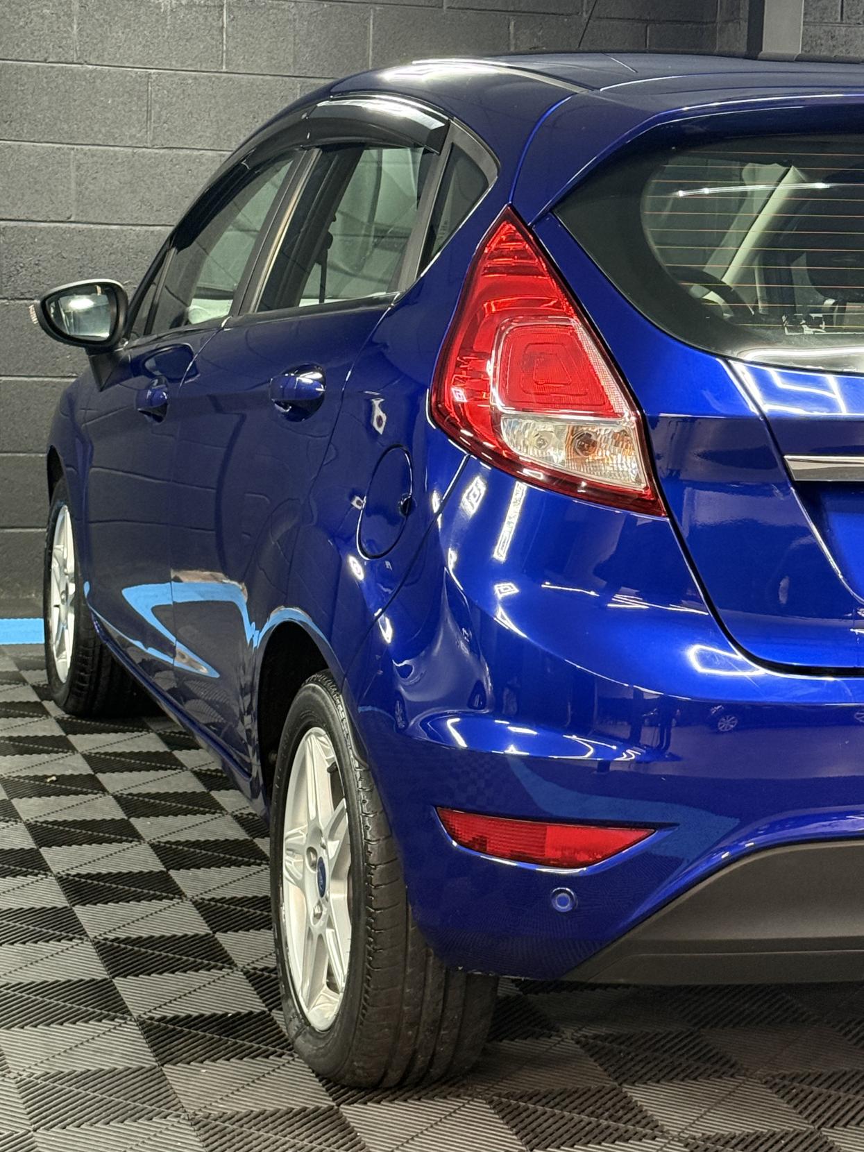 Ford Fiesta 1.6 Zetec Hatchback 5dr Petrol Powershift Euro 5 (105 ps)