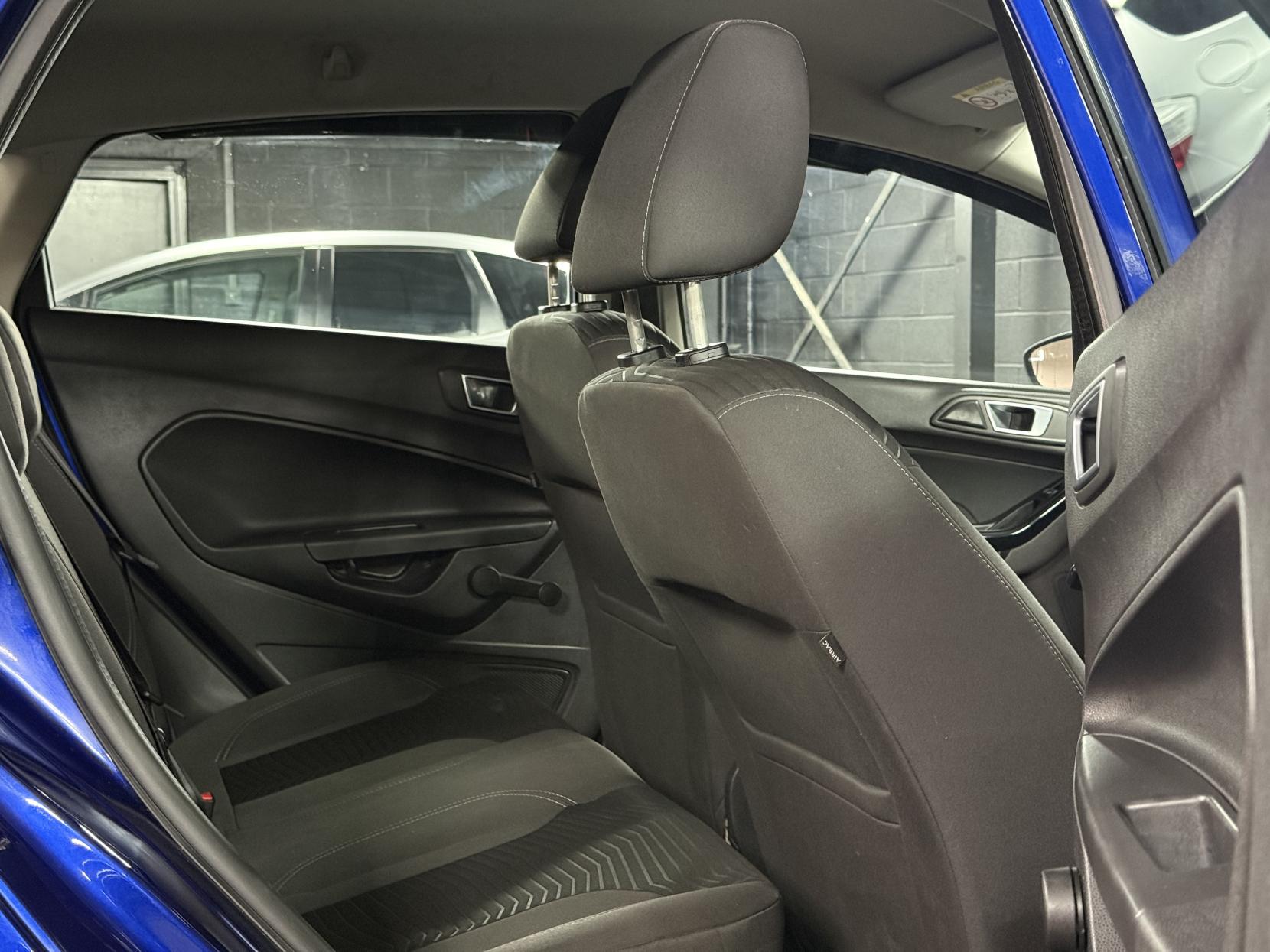 Ford Fiesta 1.6 Zetec Hatchback 5dr Petrol Powershift Euro 5 (105 ps)