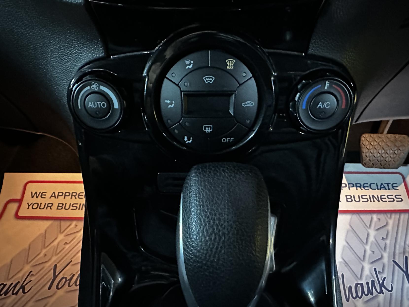 Ford Fiesta 1.6 Zetec Hatchback 5dr Petrol Powershift Euro 5 (105 ps)