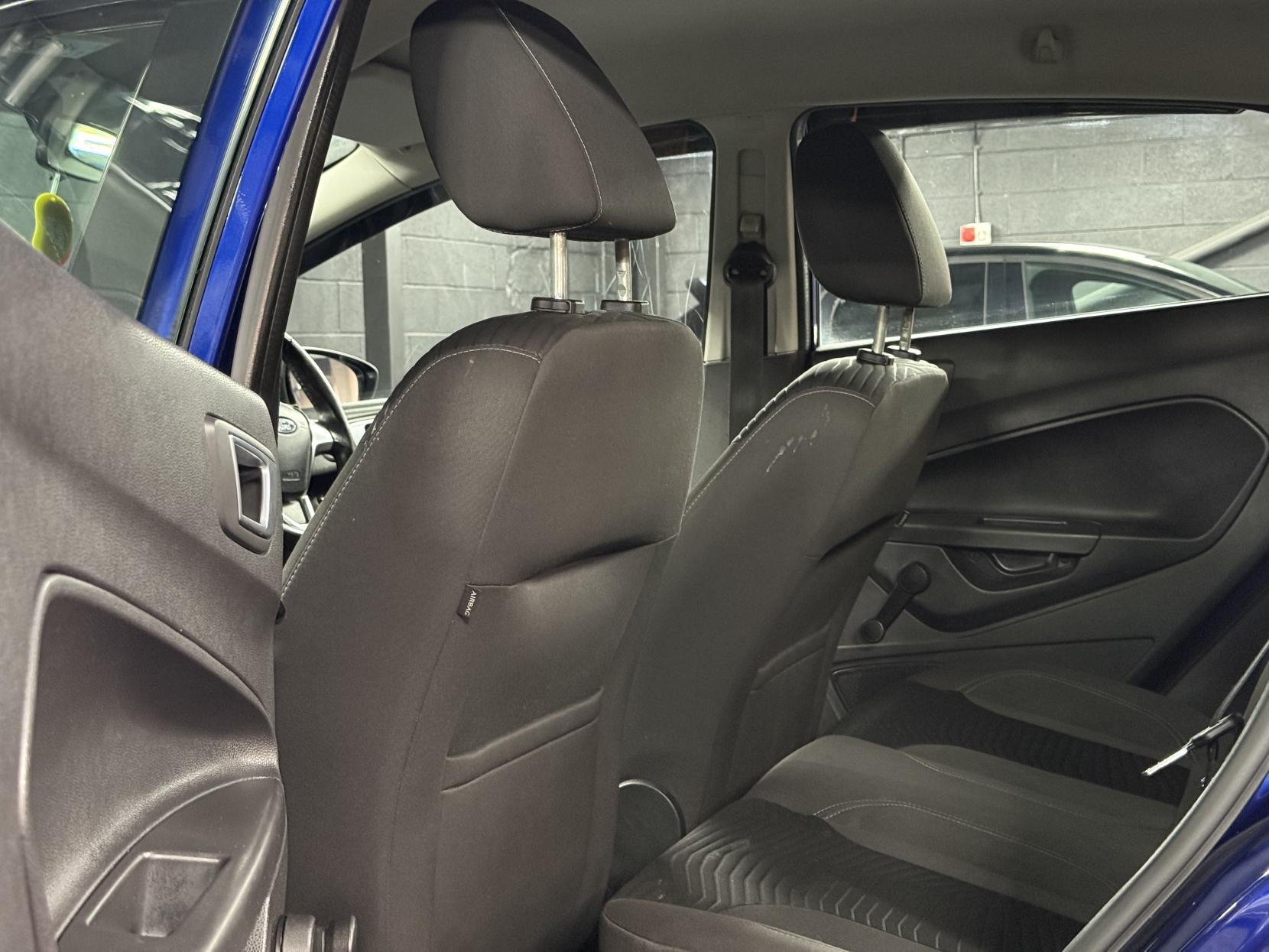 Ford Fiesta 1.6 Zetec Hatchback 5dr Petrol Powershift Euro 5 (105 ps)