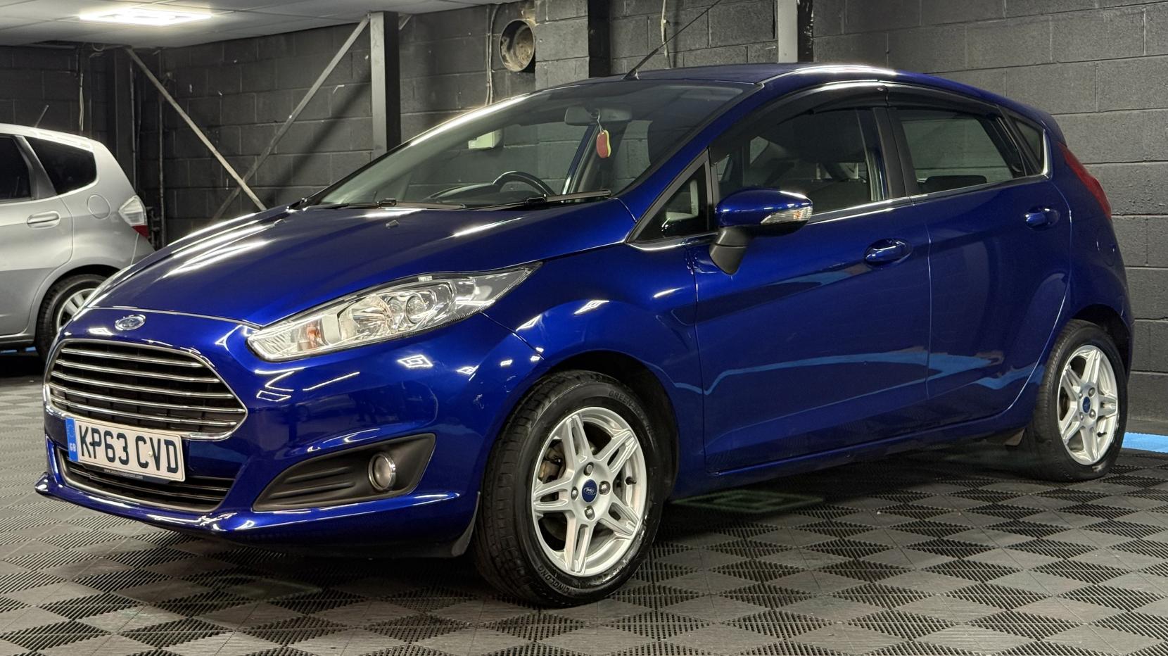 Ford Fiesta 1.6 Zetec Hatchback 5dr Petrol Powershift Euro 5 (105 ps)