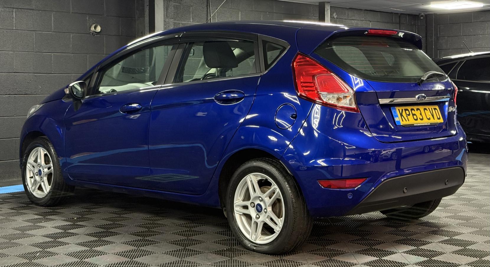 Ford Fiesta 1.6 Zetec Hatchback 5dr Petrol Powershift Euro 5 (105 ps)