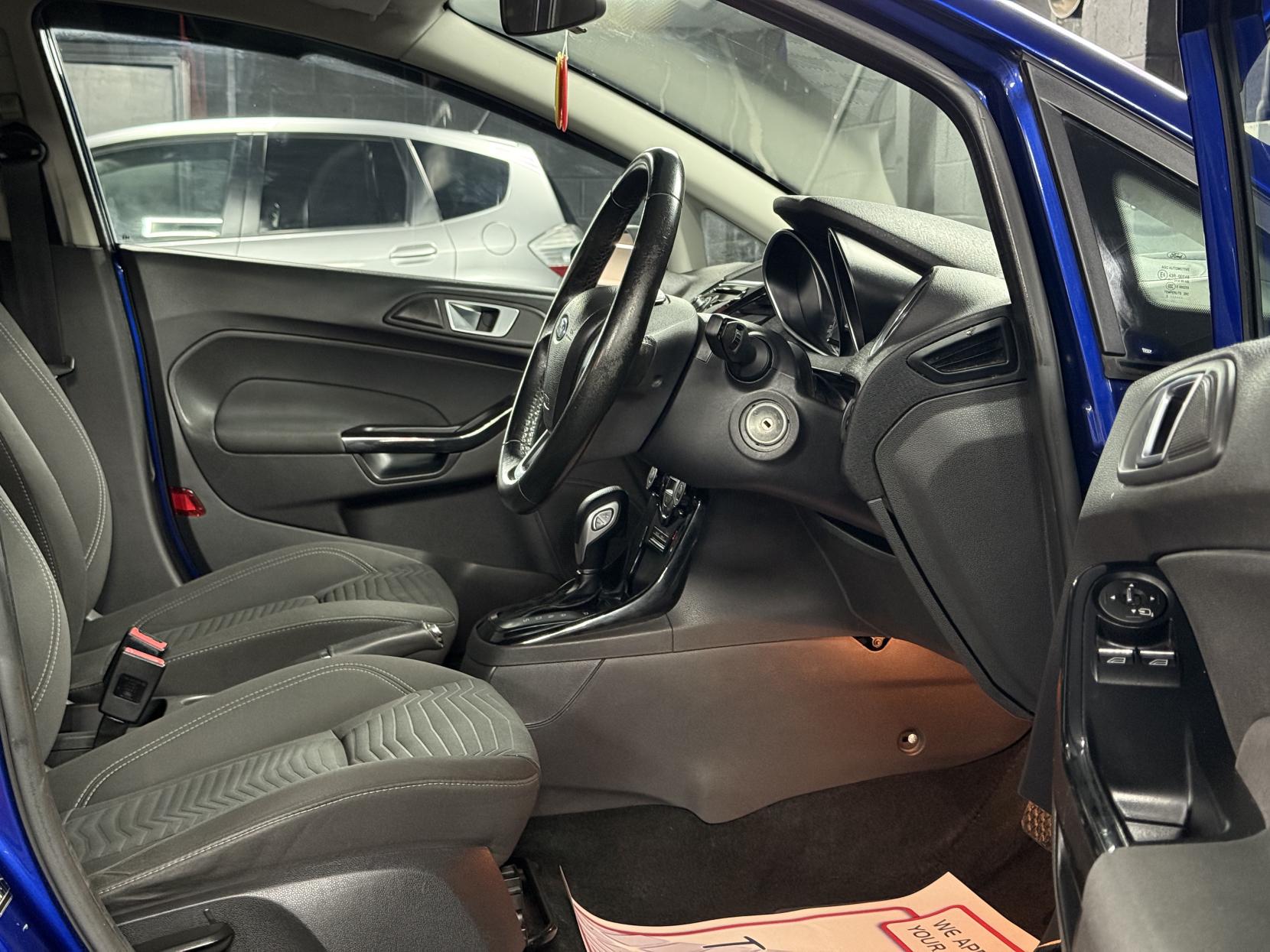 Ford Fiesta 1.6 Zetec Hatchback 5dr Petrol Powershift Euro 5 (105 ps)