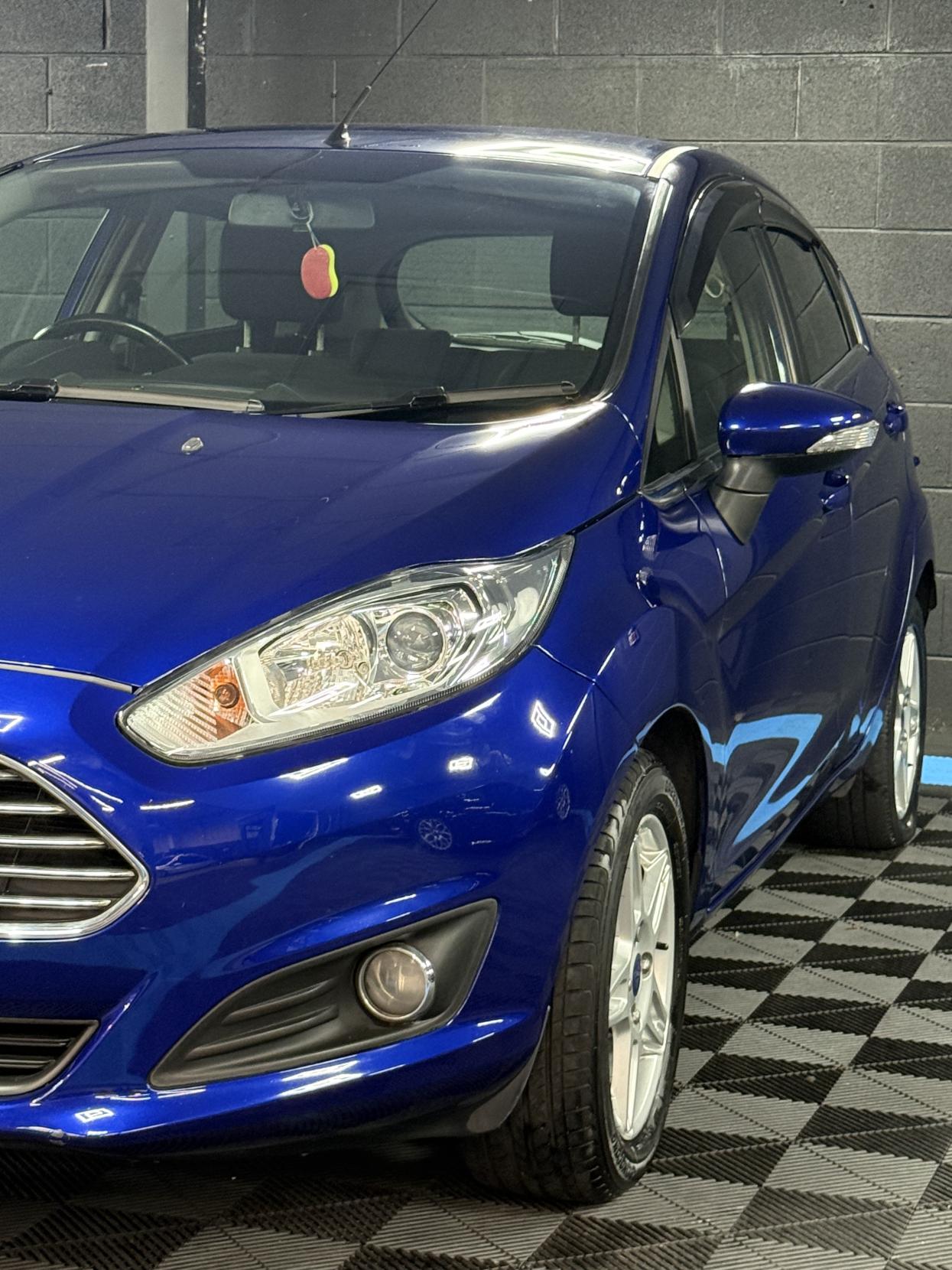 Ford Fiesta 1.6 Zetec Hatchback 5dr Petrol Powershift Euro 5 (105 ps)