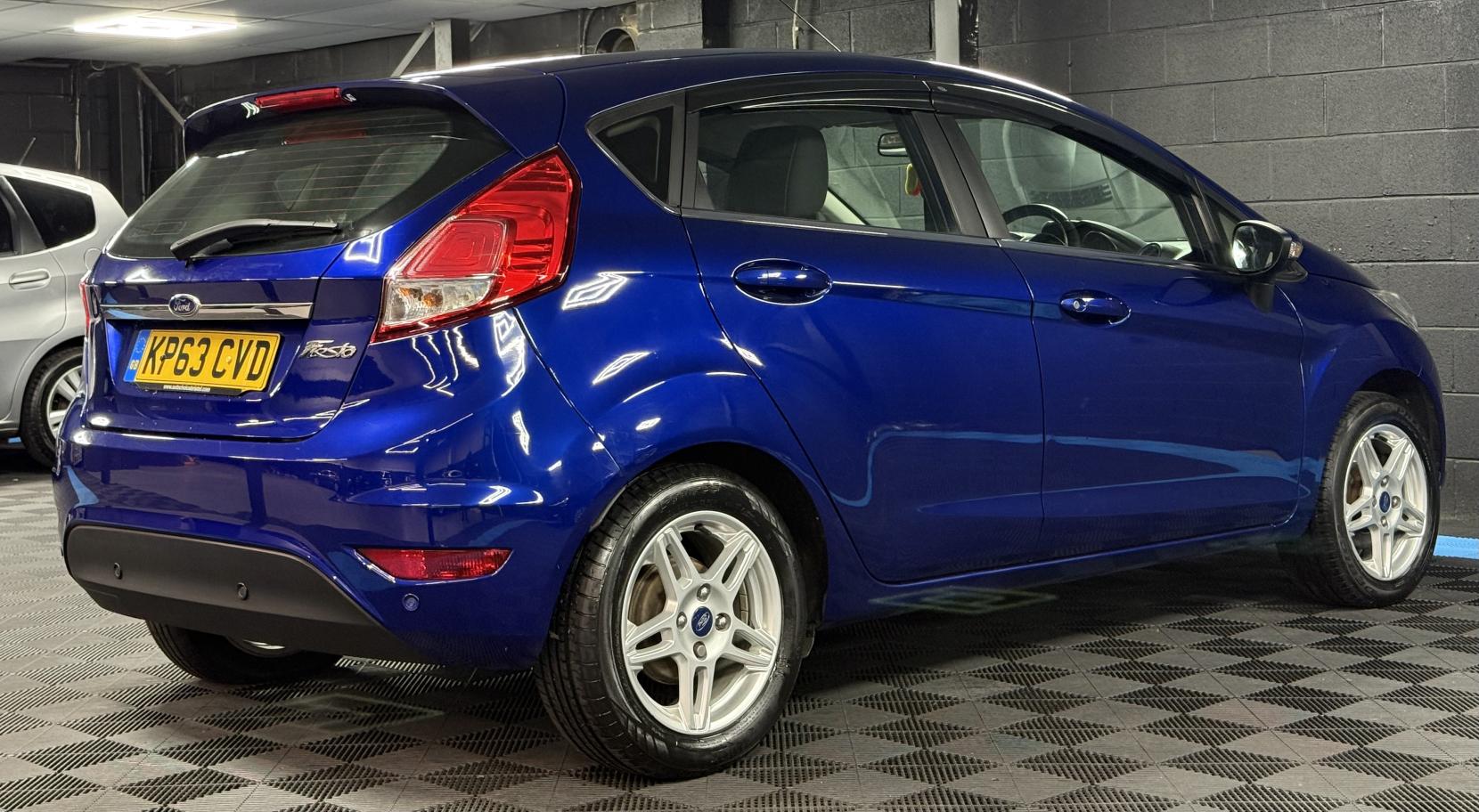 Ford Fiesta 1.6 Zetec Hatchback 5dr Petrol Powershift Euro 5 (105 ps)