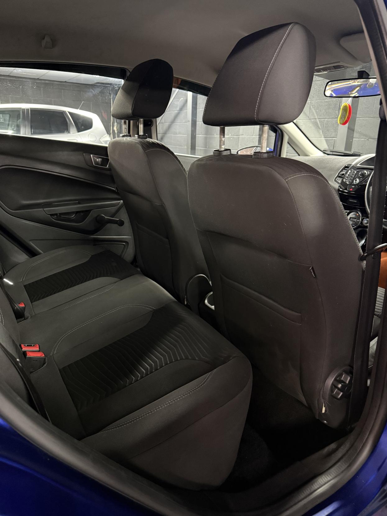 Ford Fiesta 1.6 Zetec Hatchback 5dr Petrol Powershift Euro 5 (105 ps)