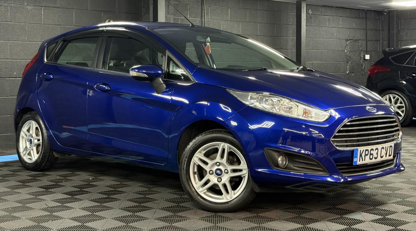 Ford Fiesta 1.6 Zetec Hatchback 5dr Petrol Powershift Euro 5 (105 ps)