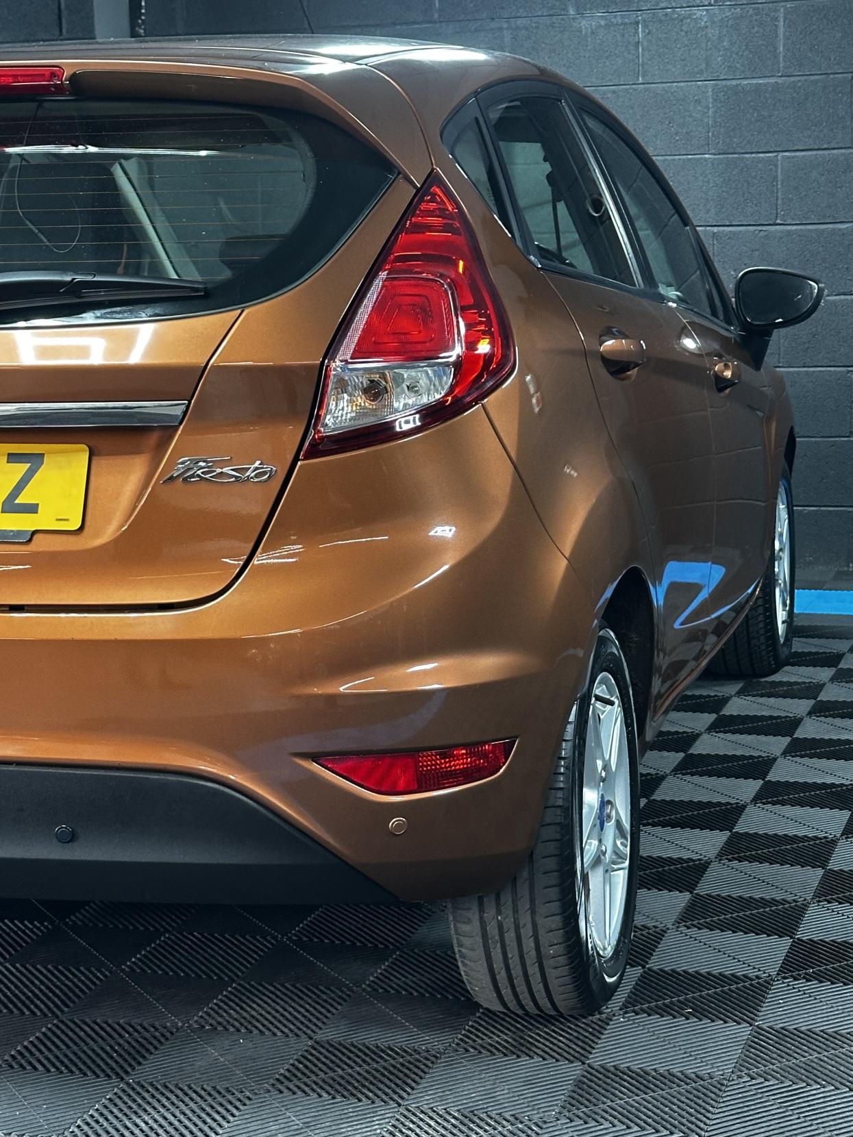 Ford Fiesta 1.6 Zetec Hatchback 5dr Petrol Powershift Euro 5 (105 ps)