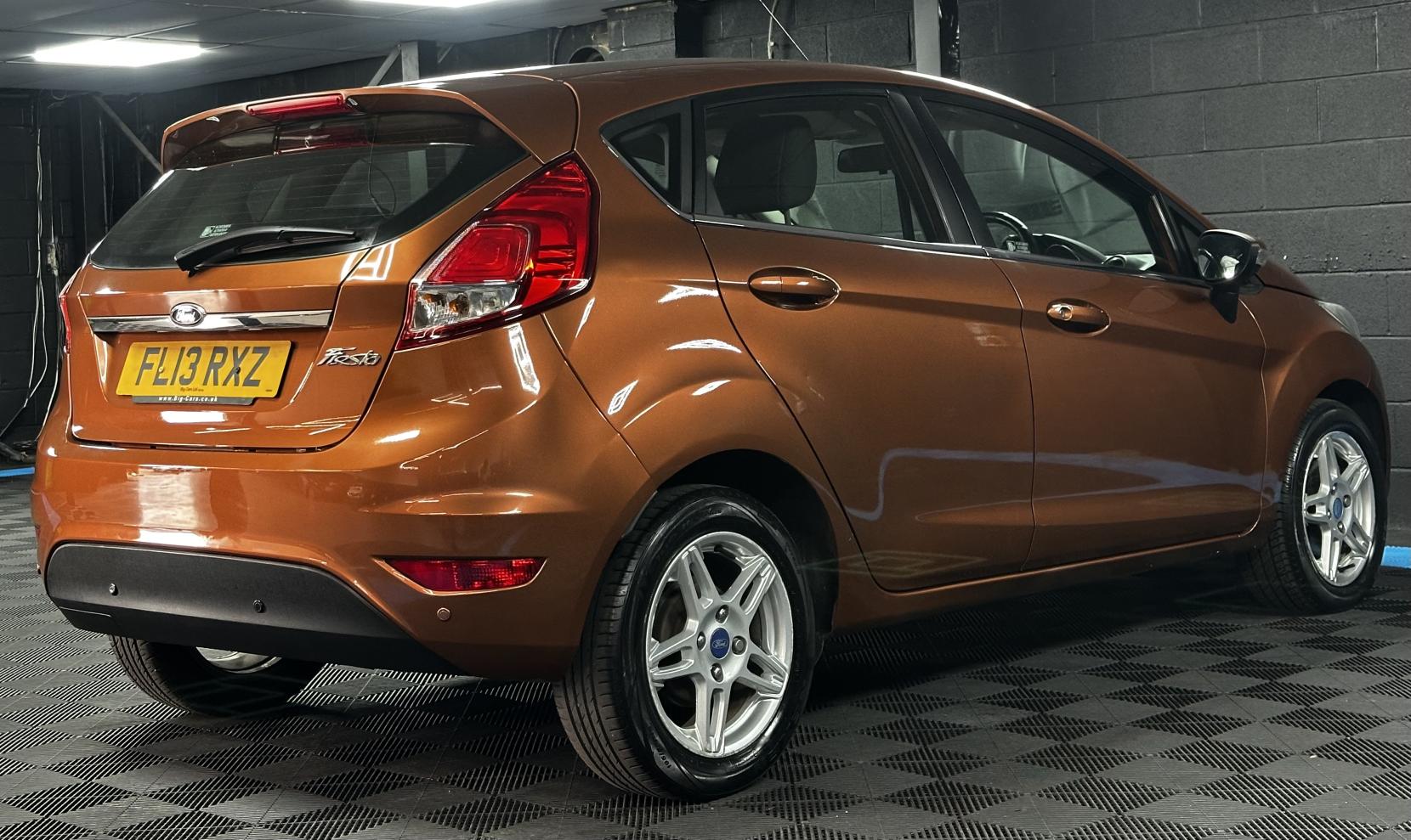 Ford Fiesta 1.6 Zetec Hatchback 5dr Petrol Powershift Euro 5 (105 ps)