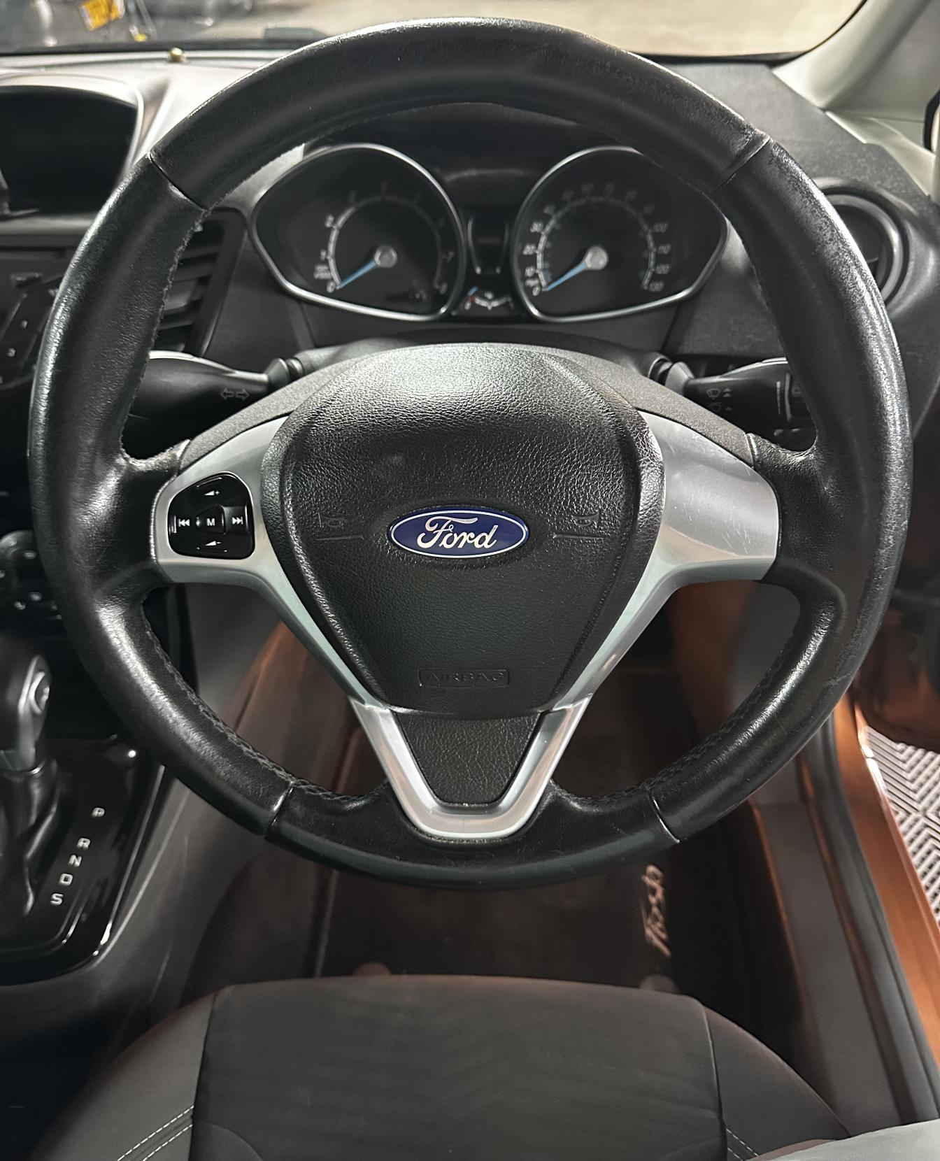 Ford Fiesta 1.6 Zetec Hatchback 5dr Petrol Powershift Euro 5 (105 ps)