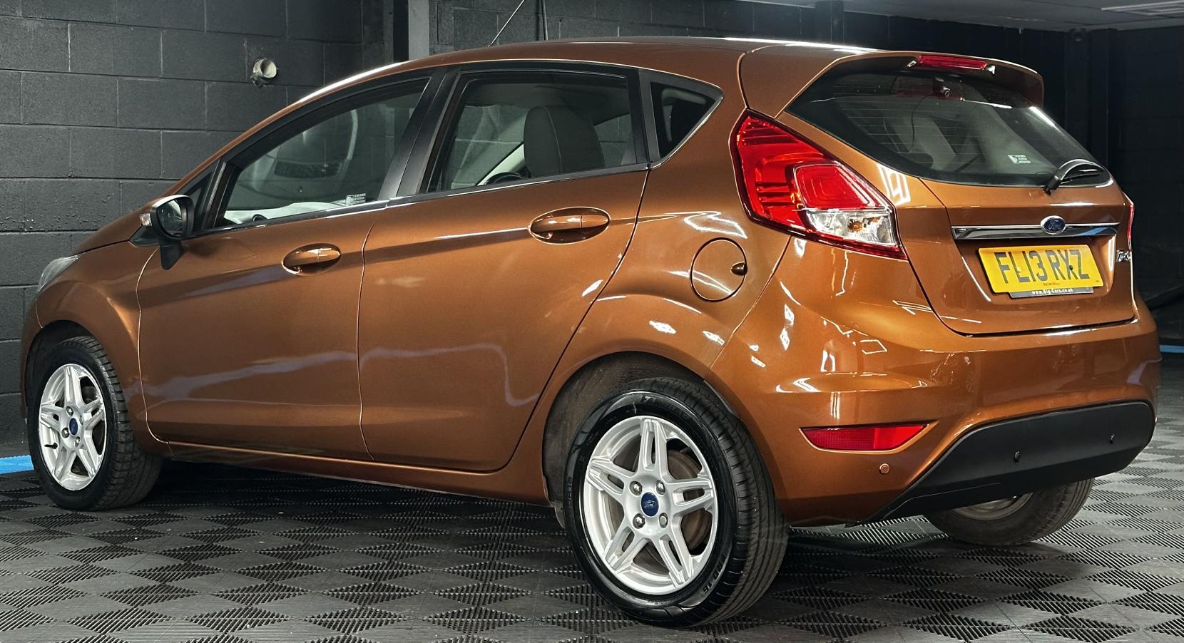 Ford Fiesta 1.6 Zetec Hatchback 5dr Petrol Powershift Euro 5 (105 ps)