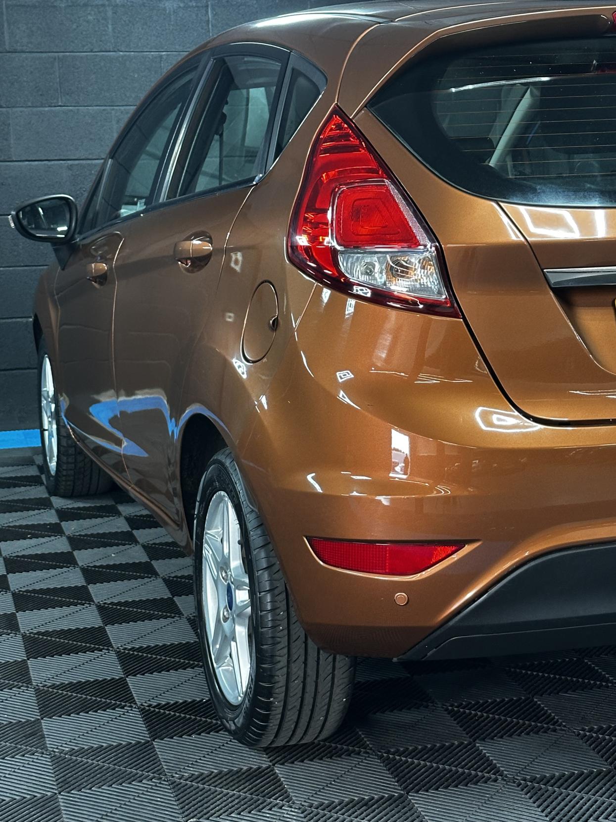 Ford Fiesta 1.6 Zetec Hatchback 5dr Petrol Powershift Euro 5 (105 ps)